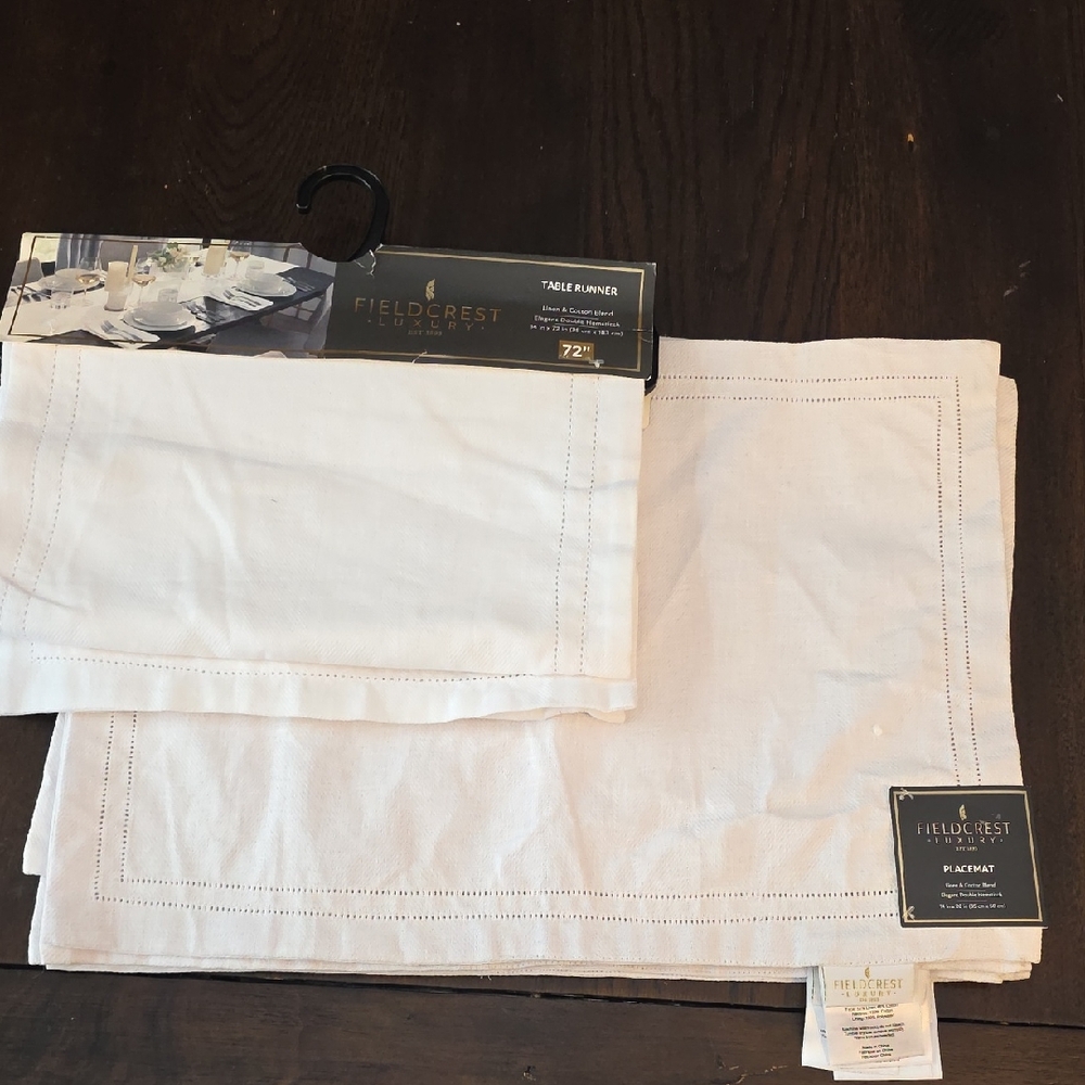 Fieldcrest Classic White Table Runner and Placemats. 6pc Set.